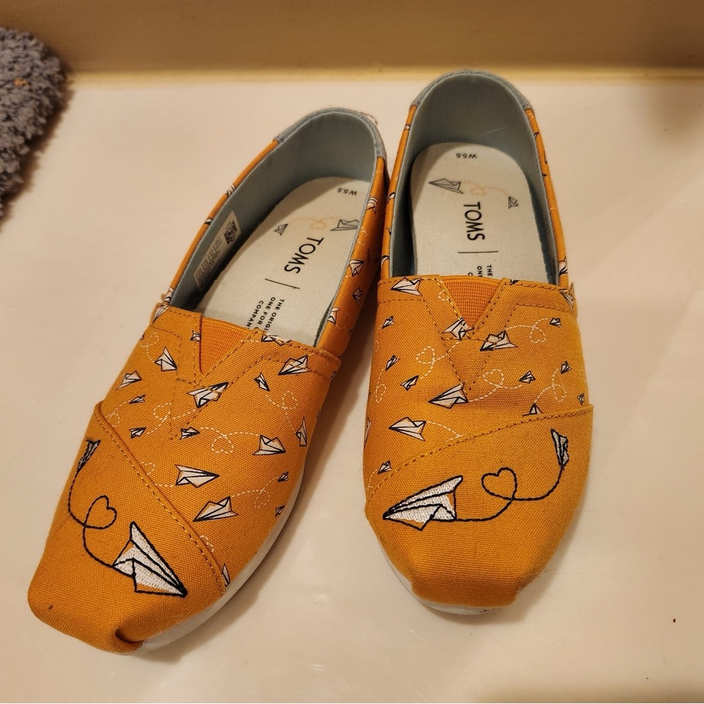Tom’s alpargata paper planes size 5.5. Very gently worn.